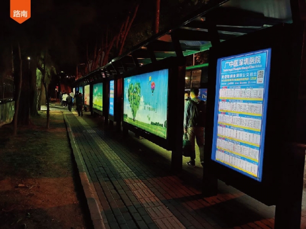 很多客户在深圳公交车站台投放了广告,想知道是怎么收费的？
