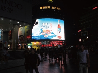 罗湖区东门步行街金世界百货户外大屏LED显示屏广告