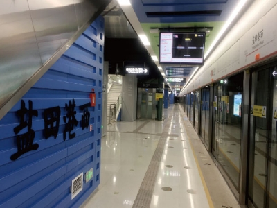 盐田港西地铁站站厅12封灯箱