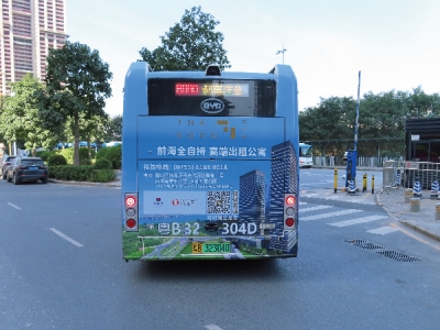 B990路公交车