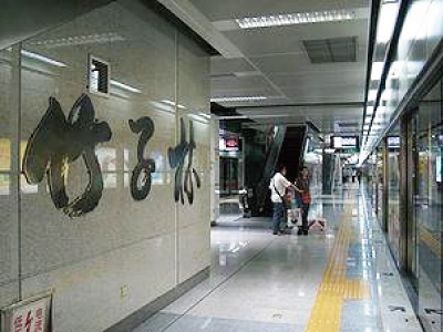 竹子林地铁站站厅站台12封灯箱广告