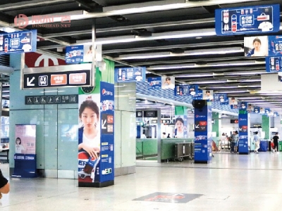 上梅林地铁站品牌站厅「8根方柱+26块玻璃围栏贴+32块吊旗」