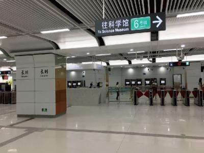 长圳地铁站12封灯箱